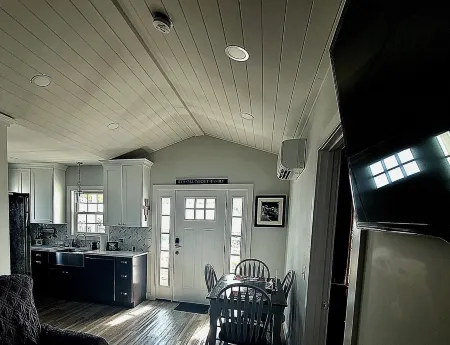 Cityline suite Three miles to PC, RIC, BROWN, JWU, &RISD