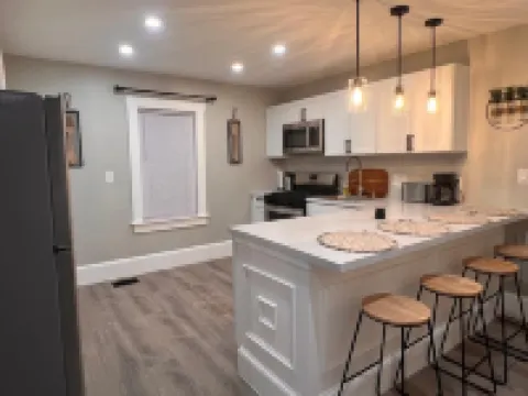 Charming 2-bedroom apartment in nice Sharon with WiFi, AC near Gillette Stadium Hotels in Sharon