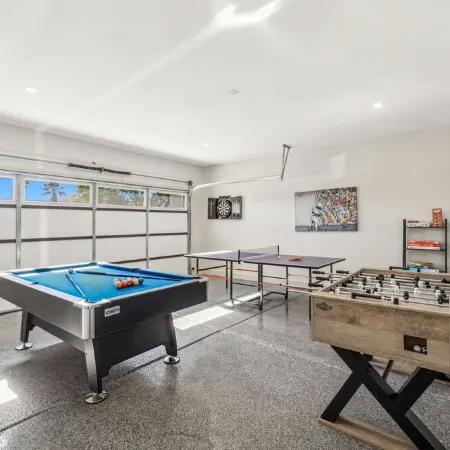 NEW Lush Luxury Living-Heated Pool/Spa Included. Walking distance to Coachella