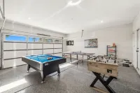 NEW Lush Luxury Living-Heated Pool/Spa Included. Walking distance to Coachella