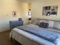 1Kg-Bed Entire Non-shared Condo fully appointed Hotels in Topeka