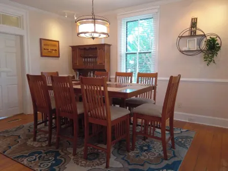 Luxury on the river, steps to downtown &boat ramp!