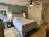 “The View” Lake Front Cottage w/Hot tub 클라인스 호텔