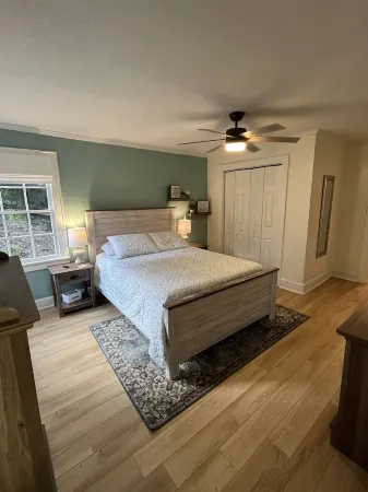 “The View” Lake Front Cottage w/Hot tub