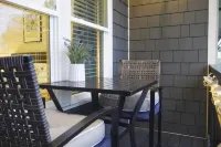 NEW Stylish Getaway Condo- 5 mil to Uptown/3 Smart TV's!