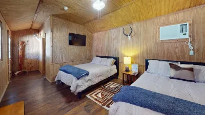 Cozy Lake Cabin - 2 Queen Beds Hotels near Johnson Creek RV Resort & Park