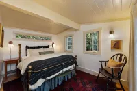 Cozy Riverview Cottage Retreat - walk to hiking trails & downtown Duncans Mills