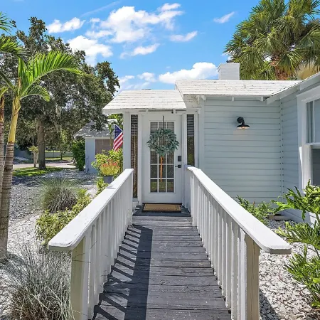 1 Min Walk to Downtown! Outdoor Patio! 5 Star Luxury! Golf Cart Rental!