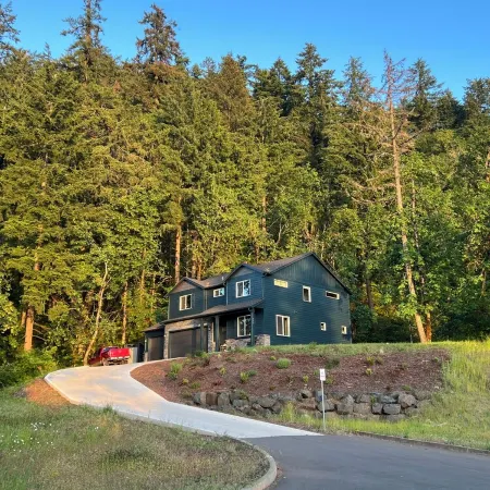 Forest home and outdoor adventure paradise! 15 minutes to Autzen Stadium.