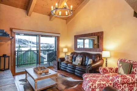 VAULTED CEILINGS, GIANT VIEWS-WALK/BUS TO GONDOLA SQUARE! 2 BR/2 BA POOL HOT TUB