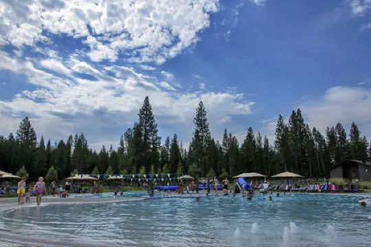 Cozy, Smoke-Free, 2 Bd 2 BA Home, 6 Adult Max, 6 Sharc Passes, Steps to Village