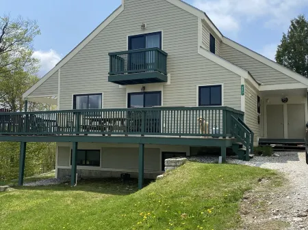 Slopeside 3-level Townhouse at the Top of Trailside Village -Okemo Mountain Отели рядом с достопримечательностью «Окмо Маунтин Резорт»