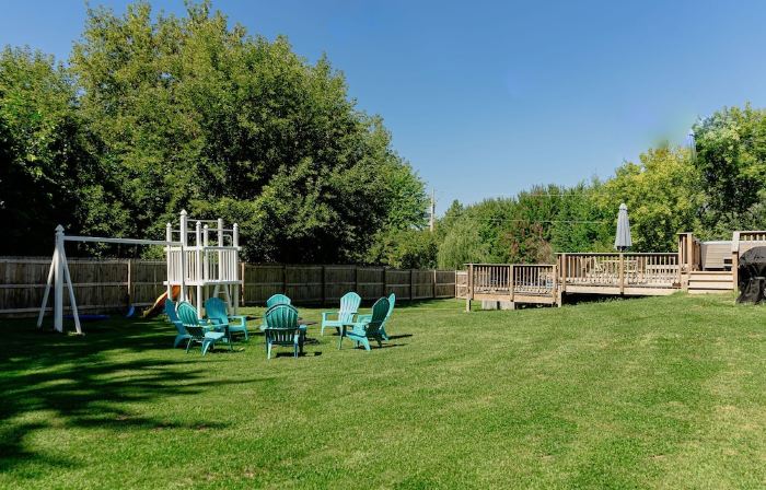 POOL, HOT TUB, PET FRIENDLY FENCED IN YARD RETREAT CLOSE TO LAKE MICHIGAN!!!