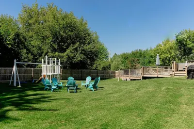 POOL, HOT TUB, PET FRIENDLY FENCED IN YARD RETREAT CLOSE TO LAKE MICHIGAN!!!