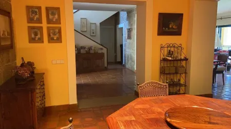 Casa con Magníficas Vistas y Acceso Privado al Embalse del Burguillo Отели рядом с достопримечательностью «Museo De La Naturaleza Valle Del Alberche»