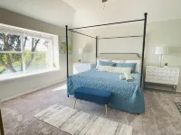 Beautiful 2-story Lakefront Home @ Irving Lake - Sleeps 8 Hotels near ALDI