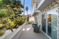 Remodeled beach house, 3-minute walk to sand, Main St. restaurants and shopping