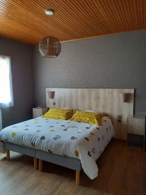 Furnished 2 bedrooms, 4-5 pers. garage, comfortable, close to shops and beach
