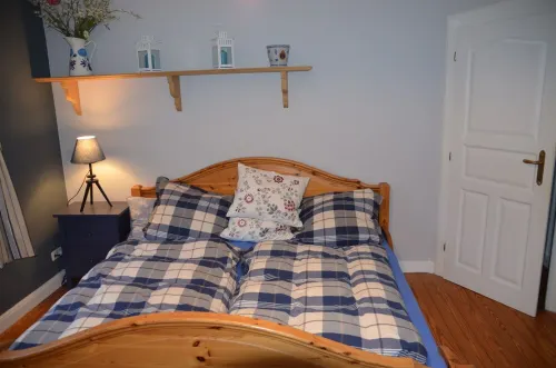 Near Hamburg - 4 bedrooms, 2 bathrooms, sleeps 6 S-Bahn and bus Hotels in Halstenbek