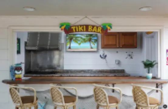 Private bkyd w/tiki Bar, Linens + towels included, Walk to beach. 4 beach badges