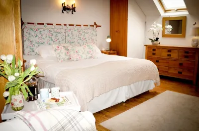 The Hayloft- dog friendly romantic retreat- log burner and lovely rural views