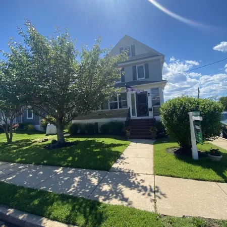 Beautiful sun filled 2 BR 3 blocks from beach- 2 beach passes- kids are free