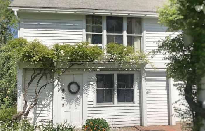 Sunny studio apartment close to downtown
