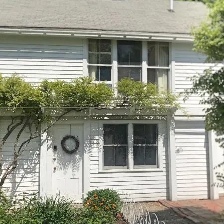 Sunny studio apartment close to downtown