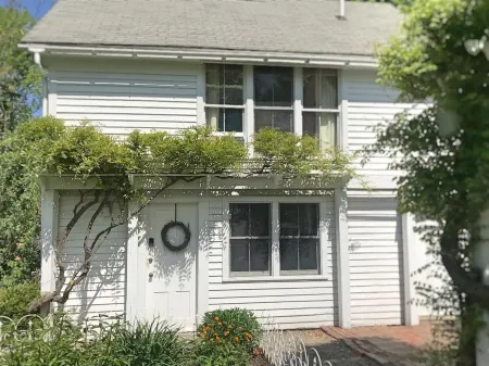 Sunny studio apartment close to downtown Отели в г. Waldo County