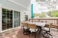 Emerald Beach Cottage, Walk to the Beach!