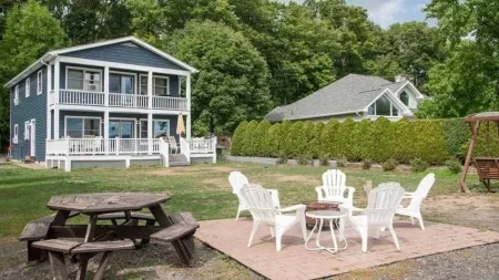 Lakefront Home in the heart of Seneca Lake Wine Trail Отели в г. Майло