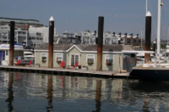 Best of Boston Houseboat Heat/AC in Boston Harbor Suite1 in Historic Navy Yard