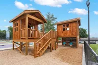 Perfect Lakeside Getaway - Renovated condo with ALL the amenities + Laundry!