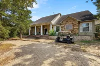 Mesquite Retreat: Close to Austin and COTA: Fun, Family, and Friends, Hotels near Rockne Museum