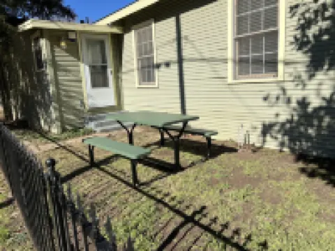 THE UPTOWN BUNGALOW-COVERED PARKING-Walkable Historic Neighborhood-PET FRIENDLY!