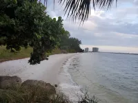 Entire centrally located spacious 3bd2bth sleep 6, close to shopping and beaches