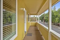 Lovable Loft w/AC, Large Balcony, King Beds, W/D, Garage, 3 Smart TVs, Fast WiFi