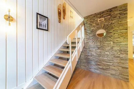 LOCATION!  3 Min. Walk to Village and Gondola, Remodeled 4 bdrm