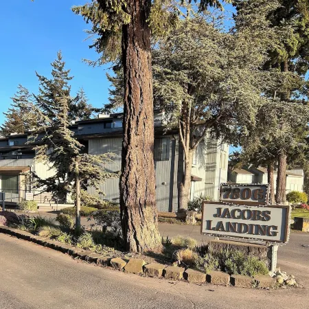 Welcoming 2-bedroom condo close to the beach in charming Birch Bay.