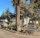 Welcoming 2-bedroom condo close to the beach in charming Birch Bay.