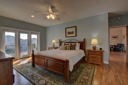 Big Sky Retreat - Incredible Mountain Views! Hike, golf, relax and unplug!