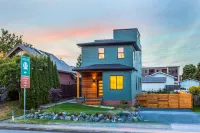 Fairhaven Luxury With Rooftop Deck and Ocean Views