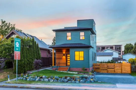 Fairhaven Luxury With Rooftop Deck and Ocean Views