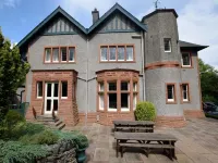 Gorgeous Arts & Craft period house with 8 ensuite bedrooms Hotels in 