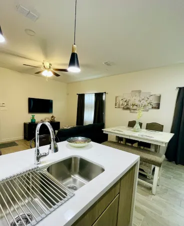 New & Modern 2b/2b Apartment Centrally located