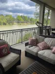 River view and short walk to UA campus - 4-Star