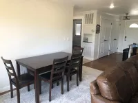 Great retreat!  Close to lake and marina