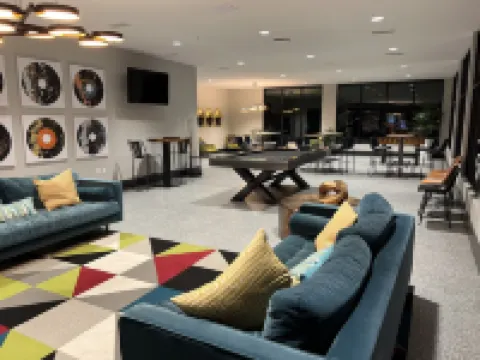 Modern Home w/Skyline Views 1.6 mi from downtown Louisville 克拉克斯維爾酒店