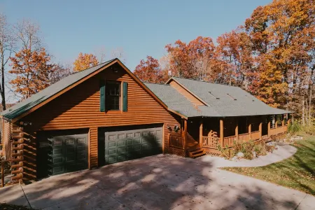 Cozy Family-sized Cabin w/hot tub - Nestled on the Muskegon River