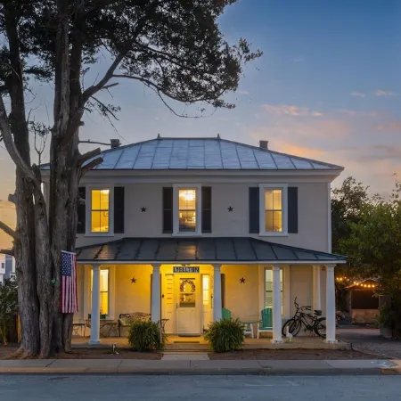 The Lyellton House: 6 Bd 4Ba - Steps to Shops & Shore - Pet Friendly